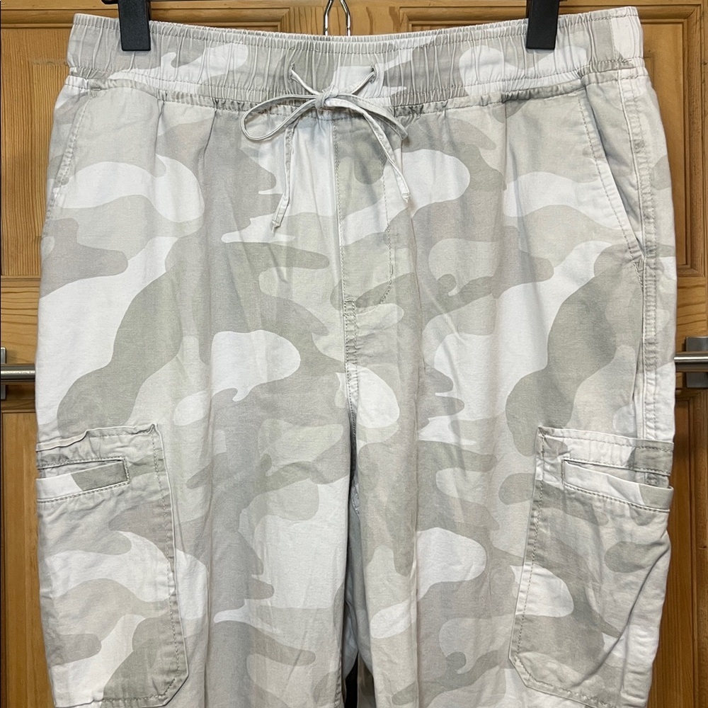 Hollister Woman’s Light Gray Baggy Camouflage Cargo Pants  Stretch Waist Sz L